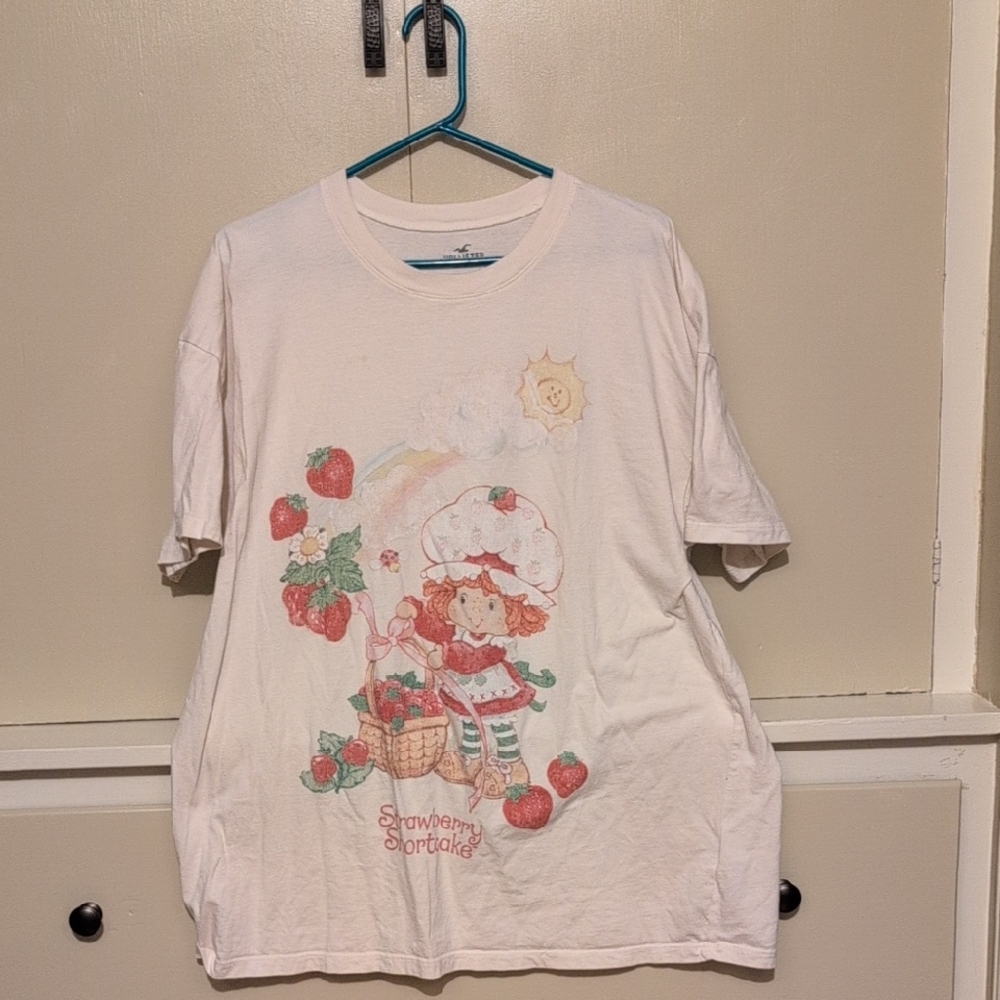 Hollister Women's Cream Strawberry Shortcake Tee